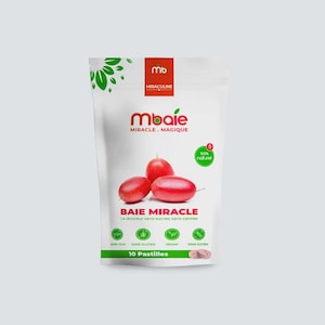 Könnte beinhalten: Ein weißer Beutel mit dem Text "Mbale Miracle Magique" und drei roten Beeren. Der Beutel trägt auch den Text "Baie Miracle" und "10 Pastilles". Der Beutel ist als vegan, glutenfrei und zuckerfrei gekennzeichnet.