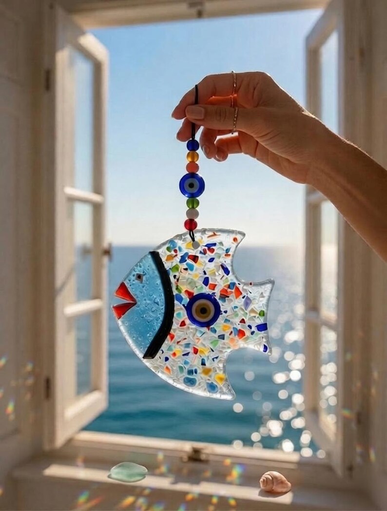 Pu&ograve; includere: Set di tre tazze in ceramica con finitura opaca e macchiettata. Le tazze sono nei toni del crema, grigio chiaro e grigio scuro. Ogni tazza ha un design semplice e minimalista.