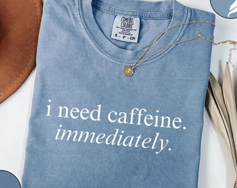 Ich brauche Koffein. sofort. Lustiges Kaffee Liebhaber T-Shirt, Koffein Süchtiger Geschenk, Minimalist Comfort Farben T-Shirt, Morgen Stimmung Shirt