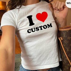 Maglietta personalizzata con testo "I Heart", maglietta aderente personalizzata Y2K anni '90, regalo di San Valentino per lei, maglietta personalizzata con amore