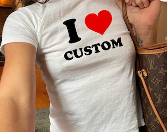 Maglietta personalizzata con testo "I Heart", maglietta aderente personalizzata Y2K anni '90, regalo di San Valentino per lei, maglietta personalizzata con amore