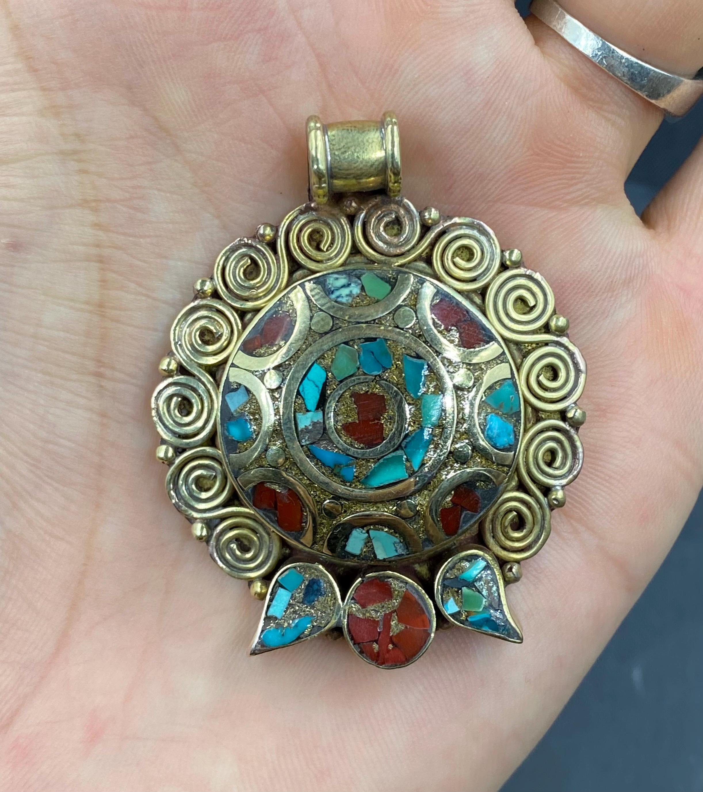 Pendentif En Corail Et Turquoise - Bijou Népalais Fait Main Plaqué Argent - Longueur 2.8 Pouces - Neuf Sans Emballage