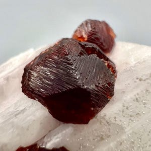 49 Karat seltener Spessartin Granat auf Feldspat Kristall Natürlicher hochwertiger Heilstein & Mineral aus Pakistan