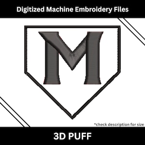 以下が含まれることがあります： 中央に文字「M」が入った、黒とグレーの野球の形をしたデザイン。「Digitized Machine Embroidery Files」の文字が上部に、「3D PUFF」が下部にあります。「*check description for size」の文字も含まれています。