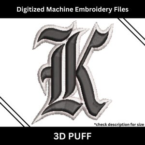 Op de afbeelding: Gedigitaliseerd machineborduur bestand met een gestileerde zwarte letter "K" met een witte omtrek. Het ontwerp is gelabeld "3D PUFF" en bevat de tekst "check description for size".