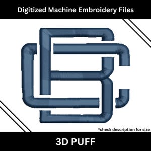 Könnte beinhalten: Marineblaues 3D-Puff-Stickdesign mit den verschlungenen Buchstaben "BC". Der Text "Digitized Machine Embroidery Files" steht oben und "3D PUFF" unten. Der Text "*check description for size" ist ebenfalls enthalten.