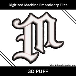 以下が含まれることがあります： ゴシック様式の文字「M」の3Dパフデザインを特徴とする、デジタル化されたミシン刺繍ファイル。文字は白で、黒いアウトラインとテクスチャ加工された隆起効果があります。「3D PUFF」の文字が下にあります。