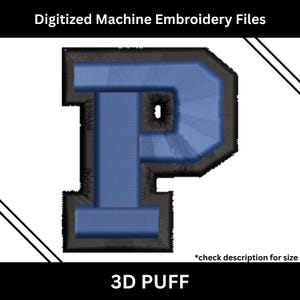Könnte beinhalten: 3D-Puff-Stickdatei mit dem Buchstaben "P" in Blau mit schwarzer Umrandung. Der Text "Digitized Machine Embroidery Files" steht oben und "3D PUFF" unten. Der Text "*check description for size" ist ebenfalls enthalten.