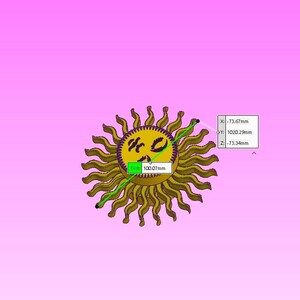Puede incluir: Un dise&ntilde;o de sol estilizado con una cara sonriente, con una combinaci&oacute;n de colores amarillo y morado. La imagen incluye etiquetas de medici&oacute;n en mil&iacute;metros, con una distancia de 100,07 mm. El fondo es un degradado de rosa y morado.