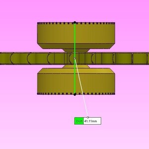 Puede incluir: Representaci&oacute;n 3D de un componente mec&aacute;nico de color dorado. El componente tiene una secci&oacute;n cil&iacute;ndrica central con una barra curva horizontal que se extiende hacia afuera. La medida del componente es de 4,11 cm.