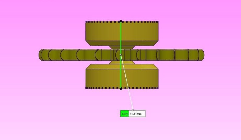 Puede incluir: Representaci&oacute;n 3D de un componente mec&aacute;nico de color dorado. El componente tiene una secci&oacute;n cil&iacute;ndrica central con una barra curva horizontal que se extiende hacia afuera. La medida del componente es de 4,11 cm.