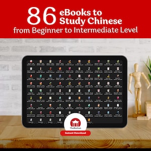 Puede incluir: Imagen de una tableta que muestra 86 eBooks para estudiar chino, desde nivel principiante hasta intermedio. La tableta está sobre una superficie de madera, junto a una pequeña caja de madera, una figura decorativa de madera y una planta en maceta. También se ve el texto "TheBaitan Instant Download".
