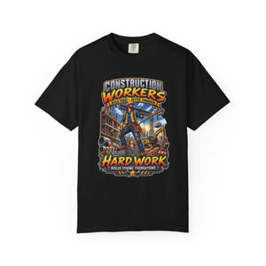Puede incluir: Una camiseta negra con un estampado gráfico de un trabajador de la construcción cargando una viga de acero en una obra. El texto dice CONSTRUCTION WORKERS BUILD TODAY BETTER TOMORROW y HARD WORK BUILDS STRONG FOUNDATIONS con excavadora.