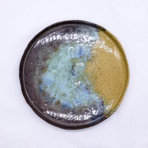 Assiette plate faite main en céramique bleu foncé en grès, 27 cm