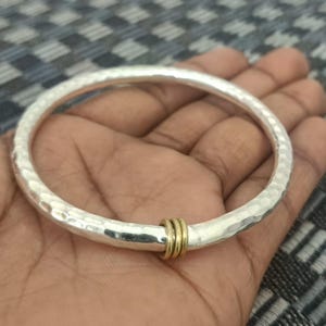 Brazalete de plata de ley martillada con anillos de latón - Brazalete apilable de plata 925
