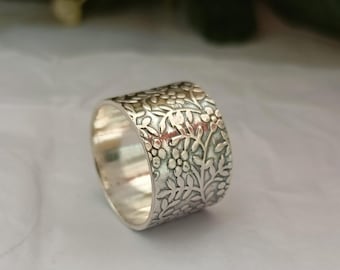 Brede bandring van sterlingzilver met bloemen: duimring met statement