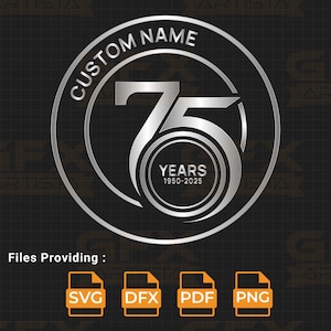 Op de afbeelding: Zilveren embleem met de tekst "CUSTOM NAME" en het nummer "75" in een cirkelvormig ontwerp. De tekst "YEARS 1950-2025" is ook opgenomen. De afbeelding toont ook bestandstype-pictogrammen voor SVG, DFX, PDF en PNG.