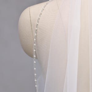 Velo de novia con borde de cuentas, velo corto con peine, velo con borde de perlas, velo clásico para novia, velo con delicados ribetes de cuentas.