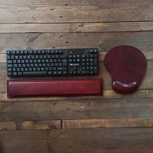 Polssteun toetsenbord, bordeauxrode leren comfortabele armsteun, handgestikte ergonomische handsteun