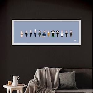 Peut inclure: Une impression encadrée avec un fond bleu représentant une rangée de 12 personnages de dessin animé dans différentes tenues et poses. L'impression est encadrée en blanc et porte la lettre 'm' dans le coin inférieur droit.