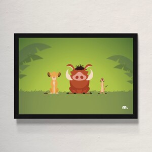 Könnte beinhalten: Gerahmter Kunstdruck mit Cartoon-Illustrationen von Simba, Pumbaa und Timon aus Der König der Löwen. Die Charaktere sind vor einem grünen Hintergrund mit Gras- und Blattsilhouetten platziert. Der Druck ist in einem schwarzen Rahmen.