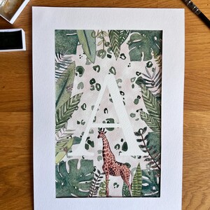 Personalisierte Aquarellillustration mit dem Initial „Im Dschungel“. Aquarellmonogramm. A4.