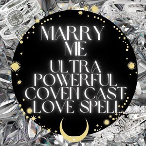Może przedstawiać: Czarne koło z białym tekstem, który brzmi "Marry Me Ultra Powerful Coven Cast Love Spell". Koło jest otoczone błyszczącymi srebrnymi pierścieniami i rogalem księżyca.