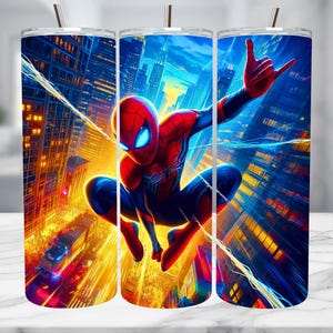 Può includere: Un bicchiere in acciaio inossidabile con un'immagine colorata di Spider-Man che si dondola su uno skyline cittadino. L'immagine presenta un costume di Spider-Man blu, rosso e nero con un simbolo di ragno giallo brillante sul petto. Lo sfondo è un mix vibrante di blu, arancione e giallo.