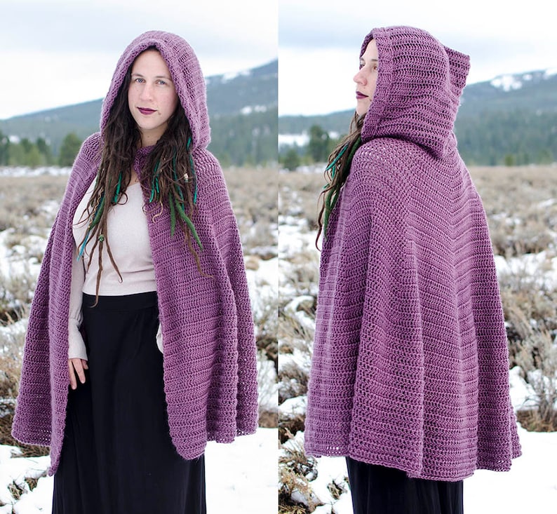 Pu&ograve; includere: Una cappa con cappuccio di colore viola realizzata a uncinetto con un design lungo e fluido. La cappa &egrave; indossata da una persona con i capelli lunghi e colorati. La cappa &egrave; mostrata frontalmente e posteriormente.
