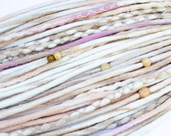 Extensiones de rastas de lana, plumeria. De una o dos puntas.