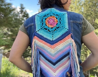 Chaleco vaquero reciclado con mandalas de ganchillo azules. Pieza única.