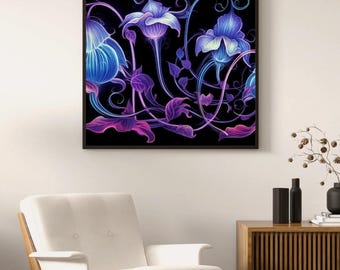 Könnte beinhalten: Ein gerahmter Kunstdruck mit stilisierten Blumen in Blau-, Lila- und Rosatönen vor einem schwarzen Hintergrund. Das Kunstwerk hat einen modernen, künstlerischen Stil mit leuchtenden Details und filigranen Linien. Der Druck wird an einer weißen Wand ausgestellt.