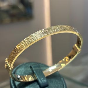 Bracciale rigido in oro 14k, bracciale impilabile in oro, bracciale rigido in oro da 6 mm, bracciale impilabile inciso, regalo per lei, semplice bracciale rigido in oro