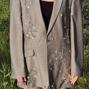 Upcycled Vintage Blazer: Hand Embroidered Floral Artwear with Pearl Accents