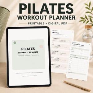 Può includere: Un tablet digitale che mostra la copertina di un pianificatore di allenamento Pilates, insieme a due pagine stampate che mostrano una guida iniziale e un programma settimanale di Pilates. Il pianificatore ha uno sfondo verde chiaro con testo.