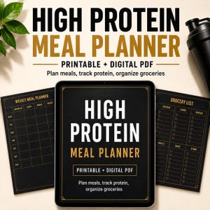 Może przedstawiać: Zestaw planera posiłków wysokobiałkowych z tabletem cyfrowym wyświetlającym tytuł HIGH PROTEIN MEAL PLANNER PRINTABLE + DIGITAL PDF, w otoczeniu arkusza tygodniowego planera posiłków i listy zakupów, wszystko na czarnym tle ze złotym tekstem.