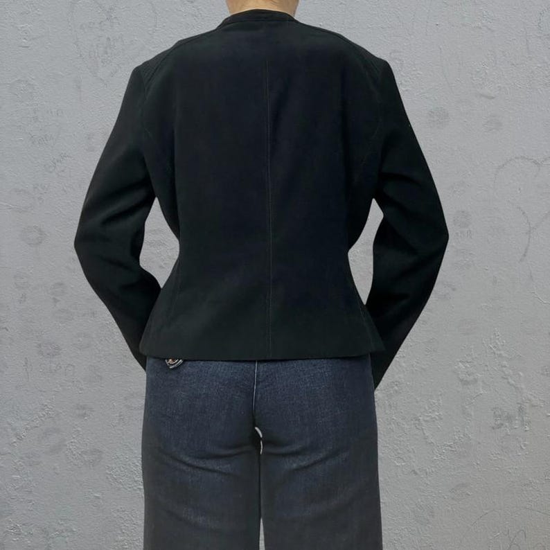 Peut inclure: Un blazer noir &agrave; manches longues et &agrave; taille cintr&eacute;e. Le blazer est fait d'un tissu lisse et textur&eacute;.
