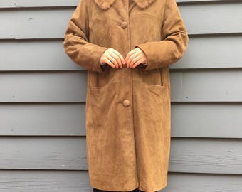 Damesjas van suède met schapenvachtkraag, vintage lange suède leren jas uit de jaren 70, trenchcoat met kraag van imitatieschapenvacht.