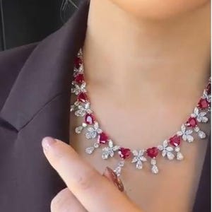 Set composto da collana da sposa Art Déco con ciondolo a forma di cuore birmano, rubini e diamanti, orecchini pendenti e anello fatto a mano.