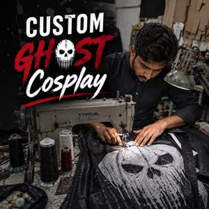 Peut inclure: Une machine à coudre beige de marque Typical est utilisée pour assembler un tissu noir orné d'un grand motif de crâne blanc. L'image comporte le texte CUSTOM GHOST Cosplay en lettres blanches et rouges au-dessus de l'espace de travail.