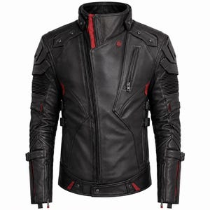 Puede incluir: Chaqueta de cuero negra con detalles rojos. Cuenta con una cremallera asimétrica, múltiples bolsillos y paneles decorativos en los hombros y las mangas. La chaqueta tiene un cuello alto y un corte entallado, con hebillas y cremalleras.