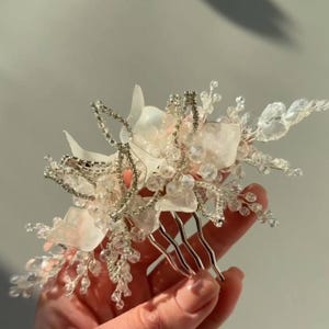 Bridal Crystal Hair Comb, Handmade Wedding Hairpiece, Floral Beaded Comb, Elegant Hair Accessory, Transparent Bridal Clip