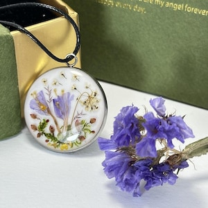 Wildflower Dream Pendant,Real Flower Necklace, Resin Jewelry,Botanical Pendant,Nature Inspired Jewelry,Handmade Gift for Her,Floral Keepsake