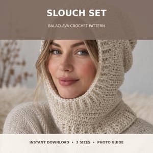 Op de afbeelding: Een beige gehaakte bivakmuts met een geribbelde textuur rond de gezichtsopening. De afbeelding bevat de tekst SLOUCH SET BALACLAVA CROCHET PATTERN bovenaan en INSTANT DOWNLOAD • 3 SIZES • PHOTO GUIDE onderaan de grafische overlay.