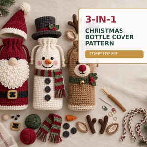 Op de afbeelding: Drie gehaakte kerstflessenhoezen in de vorm van de Kerstman, een sneeuwpop en een rendier. De tekst luidt 3-IN-1 CHRISTMAS BOTTLE COVER PATTERN STEP-BY-STEP PDF. Bevat losse gehaakte onderdelen zoals sjaals, knopen en gewei-elementen.