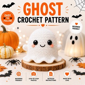 Op de afbeelding: Een wit gehaakt spookje met zwarte veiligheidsoogjes en roze wangen, zittend op een ronde houten schijf. De tekst luidt GHOST CROCHET PATTERN, EASY TO FOLLOW, BEGINNER FRIENDLY, STEP-BY-STEP PHOTOS, DETAILED INSTRUCTIONS, MADE WITH LOVE.
