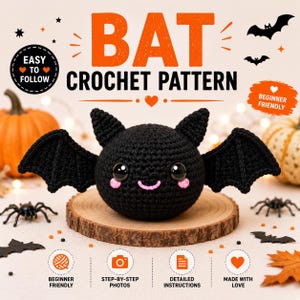 Op de afbeelding: Een zwart gehaakte vleermuis amigurumi met grote donkere ogen en roze wangen, gecentreerd op een houten schijf. De tekst luidt BAT CROCHET PATTERN, EASY TO FOLLOW, BEGINNER FRIENDLY, STEP-BY-STEP PHOTOS, DETAILED INSTRUCTIONS en MADE WITH LOVE.