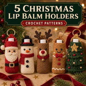 Op de afbeelding: Vijf gehaakte lippenbalsemhouders met kerstontwerpen zoals de Kerstman, een sneeuwpop, een rendier, een peperkoekmannetje en een kerstboom. Elke houder heeft een gouden sleutelring en de tekst 5 CHRISTMAS LIP BALM HOLDERS CROCHET PATTERNS bovenaan.