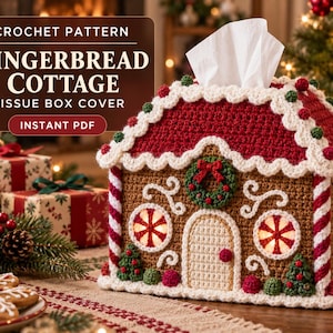 Op de afbeelding: Een gehaakte tissueboxhoes in de vorm van een peperkoekhuisje met een rood dak, witte geschulpte rand en zuurstokhoeken. De tekst luidt: CROCHET PATTERN GINGERBREAD COTTAGE TISSUE BOX COVER INSTANT PDF.