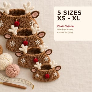 Op de afbeelding: Vier bruine gehaakte mandjes in de vorm van rendieren met witte geweien, oren en sneeuwvlokborduursel. Elk mandje heeft een rode pompon. Tekst: 5 SIZES XS - XL, Photo Tutorial, Wire-Free Antlers, Custom Fit Guide. Inclusief garen en meetlint.